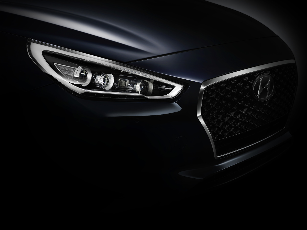 Hyundai i30 nowej generacji
„Charakterystyczny dla Hyundaia język projektowania, oparty o płynnie poprowadzone linie i przetłoczenia, ewoluował w kierunku bardziej ponadczasowej stylistyki. Razem z i30 debiutuje także nowo opracowany ‘kaskadowy’ grill, zastępujący stosowaną dotychczas heksagonalną osłonę” - zaznacza Peter Schreyer Prezes i Główny Projektant Hyundai Motor Group.
Fot. Hyundai Hyundai i30 nowej generacji
„Charakterystyczny dla Hyundaia język projektowania, oparty o płynnie poprowadzone linie i przetłoczenia, ewoluował w kierunku bardziej ponadczasowej stylistyki. Razem z i30 debiutuje także nowo opracowany ‘kaskadowy’ grill, zastępujący stosowaną dotychczas heksagonalną osłonę” - zaznacza Peter Schreyer Prezes i Główny Projektant Hyundai Motor Group.
Fot. Hyundai