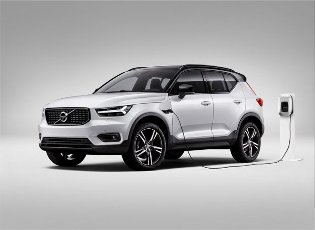 Volvo XC40 Recharge T5
W tym kwartale do Polski dotrą pierwsze egzemplarze Volvo XC40 Recharge T5 plug-in hybrid. Jest to najmniejsza hybryda ładowana z gniazdka ofercie Volvo. Do jego napędu posłużył silnik benzynowy o mocy 180 KM wspomagany przez elektryczny układ napędowy o mocy 82 KM.
Fot. Volvo Volvo XC40 Recharge T5
W tym kwartale do Polski dotrą pierwsze egzemplarze Volvo XC40 Recharge T5 plug-in hybrid. Jest to najmniejsza hybryda ładowana z gniazdka ofercie Volvo. Do jego napędu posłużył silnik benzynowy o mocy 180 KM wspomagany przez elektryczny układ napędowy o mocy 82 KM.
Fot. Volvo