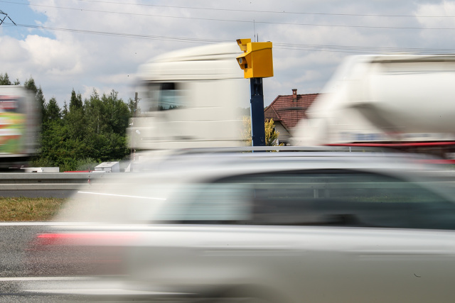 W 2020 r. w wyniku zarejestrowania przez fotoradary naruszeń przepisów ruchu drogowego wystawiono 656 tys. mandatów. Rekordzista przekroczył dopuszczalną prędkość o 142 km/h.
Fot. Anna Kaczmarz W 2020 r. w wyniku zarejestrowania przez fotoradary naruszeń przepisów ruchu drogowego wystawiono 656 tys. mandatów. Rekordzista przekroczył dopuszczalną prędkość o 142 km/h.
Fot. Anna Kaczmarz