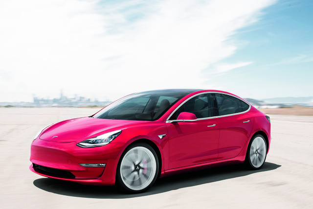 Tesla 3. Wygodny sedan o długości 4,6 m, zaliczany do klasy średniej. W ciągu pierwszego tygodnia po prezentacji zebrano 325 tys. rezerwacji. Jego popularność przyczyniła się do kłopotów Tesli z realizacją zamówień. Dopiero jesienią 2018 r. zdołała wywiązać się z zobowiązań, co natychmiast spowodowało, że jej akcje podrożały.
Fot. Tesla Tesla 3. Wygodny sedan o długości 4,6 m, zaliczany do klasy średniej. W ciągu pierwszego tygodnia po prezentacji zebrano 325 tys. rezerwacji. Jego popularność przyczyniła się do kłopotów Tesli z realizacją zamówień. Dopiero jesienią 2018 r. zdołała wywiązać się z zobowiązań, co natychmiast spowodowało, że jej akcje podrożały.
Fot. Tesla