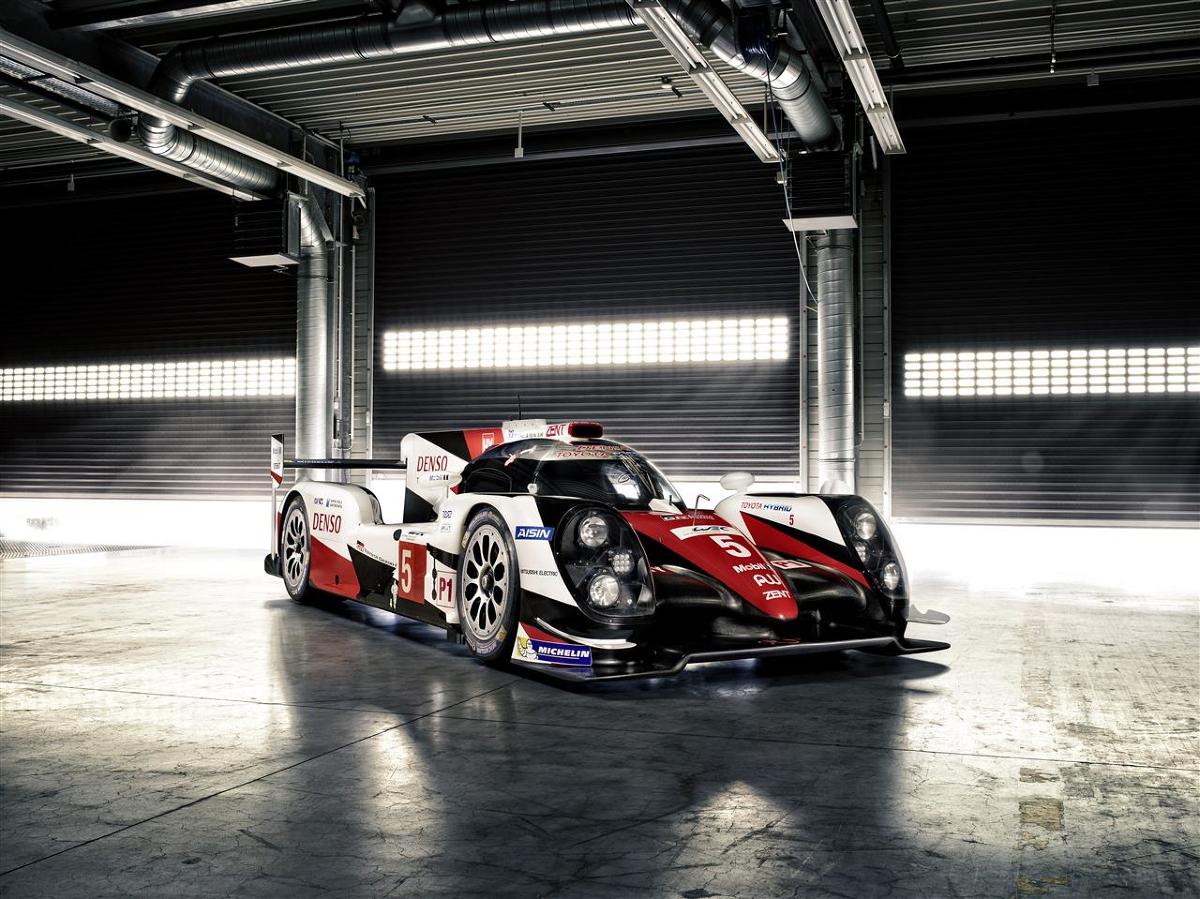 Toyota TS050 Hybrid
W nowym bolidzie zadebiutowała jednostka napędowa, zbudowana według nowej koncepcji. Silnik V6 2.4 twin-turbo z bezpośrednim wtryskiem paliwa współpracuje z silnikami elektrycznymi o energii 8 MJ.
Fot. Toyota Toyota TS050 Hybrid
W nowym bolidzie zadebiutowała jednostka napędowa, zbudowana według nowej koncepcji. Silnik V6 2.4 twin-turbo z bezpośrednim wtryskiem paliwa współpracuje z silnikami elektrycznymi o energii 8 MJ.
Fot. Toyota