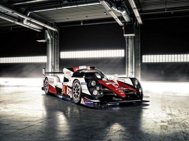 Toyota TS050 Hybrid
W nowym bolidzie zadebiutowała jednostka napędowa, zbudowana według nowej koncepcji. Silnik V6 2.4 twin-turbo z bezpośrednim wtryskiem paliwa współpracuje z silnikami elektrycznymi o energii 8 MJ.
Fot. Toyota Toyota TS050 Hybrid
W nowym bolidzie zadebiutowała jednostka napędowa, zbudowana według nowej koncepcji. Silnik V6 2.4 twin-turbo z bezpośrednim wtryskiem paliwa współpracuje z silnikami elektrycznymi o energii 8 MJ.
Fot. Toyota