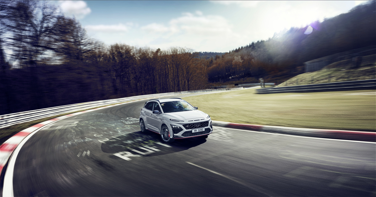 Hyundai Kona N
Hyundai KONA N jest napędzany turbodoładowanym 2,0-litrowym silnikiem T-GDI o mocy 280 KM i maksymalnym momencie obrotowym wynoszącym 392 Nm. Nowy, wyższy moment obrotowy w większym stopniu wykorzystuje potencjał silnika w codziennych sytuacjach na drodze. Nowa charakterystyka silnika poprawia przyspieszenie w zakresie średnich i wysokich obrotów silnika oraz zapewnia niezmiennie wysokie osiągi, niezależnie od panującej temperatury zewnętrznej.
Fot. Hyundai Hyundai Kona N
Hyundai KONA N jest napędzany turbodoładowanym 2,0-litrowym silnikiem T-GDI o mocy 280 KM i maksymalnym momencie obrotowym wynoszącym 392 Nm. Nowy, wyższy moment obrotowy w większym stopniu wykorzystuje potencjał silnika w codziennych sytuacjach na drodze. Nowa charakterystyka silnika poprawia przyspieszenie w zakresie średnich i wysokich obrotów silnika oraz zapewnia niezmiennie wysokie osiągi, niezależnie od panującej temperatury zewnętrznej.
Fot. Hyundai