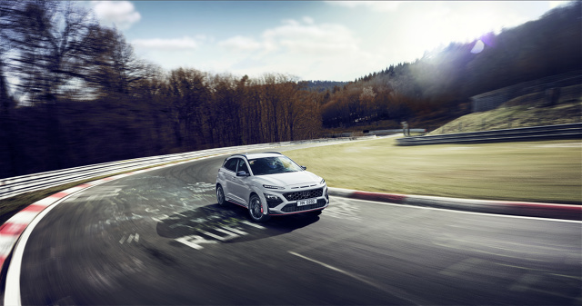 Hyundai Kona N
Hyundai KONA N jest napędzany turbodoładowanym 2,0-litrowym silnikiem T-GDI o mocy 280 KM i maksymalnym momencie obrotowym wynoszącym 392 Nm. Nowy, wyższy moment obrotowy w większym stopniu wykorzystuje potencjał silnika w codziennych sytuacjach na drodze. Nowa charakterystyka silnika poprawia przyspieszenie w zakresie średnich i wysokich obrotów silnika oraz zapewnia niezmiennie wysokie osiągi, niezależnie od panującej temperatury zewnętrznej.
Fot. Hyundai Hyundai Kona N
Hyundai KONA N jest napędzany turbodoładowanym 2,0-litrowym silnikiem T-GDI o mocy 280 KM i maksymalnym momencie obrotowym wynoszącym 392 Nm. Nowy, wyższy moment obrotowy w większym stopniu wykorzystuje potencjał silnika w codziennych sytuacjach na drodze. Nowa charakterystyka silnika poprawia przyspieszenie w zakresie średnich i wysokich obrotów silnika oraz zapewnia niezmiennie wysokie osiągi, niezależnie od panującej temperatury zewnętrznej.
Fot. Hyundai