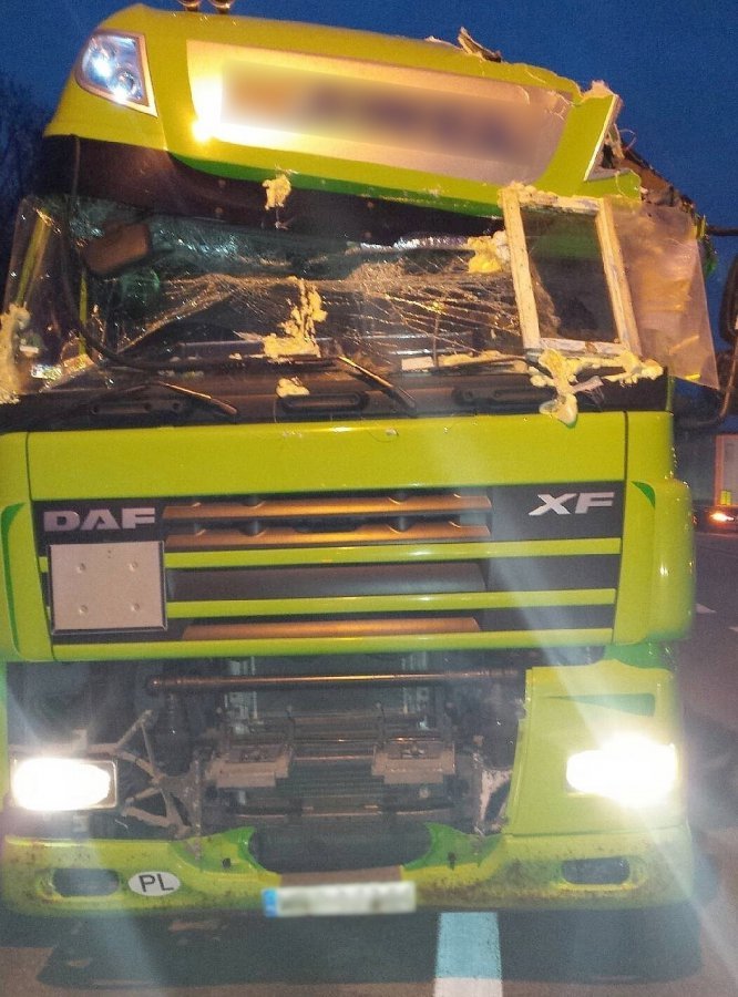 Policjanci z białostockiej drogówki zatrzymali pod Białymstokiem uszkodzonego, ciężarowego Dafa. Aby ułatwić sobie prowadzenie pojazdu kierowca zamontował w miejsce pobitej przedniej szyby „domowe” okno. Pomysłowego 38-latka policjanci ukarali mandatem i zatrzymali dowody rejestracyjne ciągnika i naczepy.
fot. podlaska.policja.gov.pl Policjanci z białostockiej drogówki zatrzymali pod Białymstokiem uszkodzonego, ciężarowego Dafa. Aby ułatwić sobie prowadzenie pojazdu kierowca zamontował w miejsce pobitej przedniej szyby „domowe” okno. Pomysłowego 38-latka policjanci ukarali mandatem i zatrzymali dowody rejestracyjne ciągnika i naczepy.
fot. podlaska.policja.gov.pl