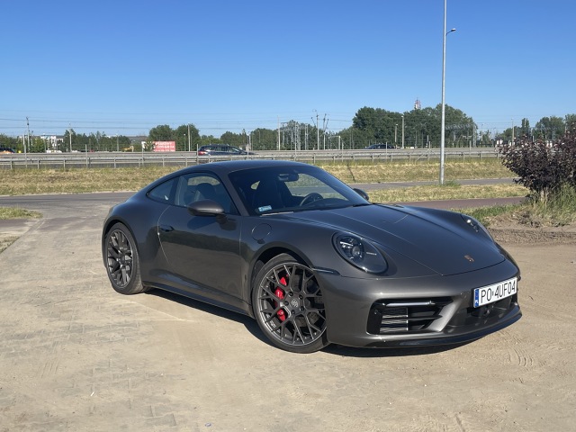 To, że 450-konne Porsche 911 Carrera 4S jest piekielnie szybkie nie jest żadnym zaskoczeniem. Tysiąc kilometrów przejechanych za kierownicą tego auta w różnych warunkach drogowych pokazało, że zaskoczeń jest, i to wiele, ale zupełnie gdzie indziej. Oto relacja z kilkudniowego testu sportowej legendy.
Fot. Kuba Mielniczak To, że 450-konne Porsche 911 Carrera 4S jest piekielnie szybkie nie jest żadnym zaskoczeniem. Tysiąc kilometrów przejechanych za kierownicą tego auta w różnych warunkach drogowych pokazało, że zaskoczeń jest, i to wiele, ale zupełnie gdzie indziej. Oto relacja z kilkudniowego testu sportowej legendy.
Fot. Kuba Mielniczak