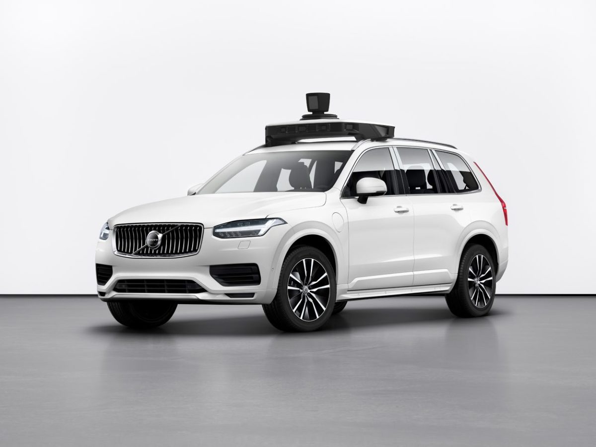 To nie przypadek, że samochód zdolny do całkowicie samodzielnej jazdy zbudowano na bazie istniejącego modelu Volvo XC90. To auto ma wiele systemów bezpieczeństwa aktywnego, które ułatwiły firmie Uber doposażyć go we własny system jazdy autonomicznej. W przyszłości takie samochody będzie można zamawiać za pomocą aplikacji Uber. Docelowo mają wozić pasażerów całkowicie samodzielnie, bez kierowcy.
Fot. Volvo To nie przypadek, że samochód zdolny do całkowicie samodzielnej jazdy zbudowano na bazie istniejącego modelu Volvo XC90. To auto ma wiele systemów bezpieczeństwa aktywnego, które ułatwiły firmie Uber doposażyć go we własny system jazdy autonomicznej. W przyszłości takie samochody będzie można zamawiać za pomocą aplikacji Uber. Docelowo mają wozić pasażerów całkowicie samodzielnie, bez kierowcy.
Fot. Volvo