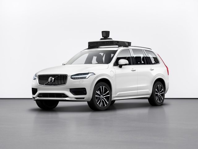 To nie przypadek, że samochód zdolny do całkowicie samodzielnej jazdy zbudowano na bazie istniejącego modelu Volvo XC90. To auto ma wiele systemów bezpieczeństwa aktywnego, które ułatwiły firmie Uber doposażyć go we własny system jazdy autonomicznej. W przyszłości takie samochody będzie można zamawiać za pomocą aplikacji Uber. Docelowo mają wozić pasażerów całkowicie samodzielnie, bez kierowcy.
Fot. Volvo To nie przypadek, że samochód zdolny do całkowicie samodzielnej jazdy zbudowano na bazie istniejącego modelu Volvo XC90. To auto ma wiele systemów bezpieczeństwa aktywnego, które ułatwiły firmie Uber doposażyć go we własny system jazdy autonomicznej. W przyszłości takie samochody będzie można zamawiać za pomocą aplikacji Uber. Docelowo mają wozić pasażerów całkowicie samodzielnie, bez kierowcy.
Fot. Volvo