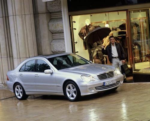 Fot. Mercedes-Benz: Mercedes-Benz klasy C został poddany face liftingowi. Zmieniono nieco wygląd zewnętrzny i wnętrze pojazdu. Fot. Mercedes-Benz: Mercedes-Benz klasy C został poddany face liftingowi. Zmieniono nieco wygląd zewnętrzny i wnętrze pojazdu.