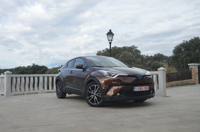 Toyota C-HR
Ceny Toyoty C-HR rozpoczynają się od kwoty 79 900 zł. Tyle trzeba zapłacić za wersję z benzynowym silnikiem 1.2, manualną skrzynia biegów i napędem na przednią oś.
Fot. Wojciech Frelichowski Toyota C-HR
Ceny Toyoty C-HR rozpoczynają się od kwoty 79 900 zł. Tyle trzeba zapłacić za wersję z benzynowym silnikiem 1.2, manualną skrzynia biegów i napędem na przednią oś.
Fot. Wojciech Frelichowski