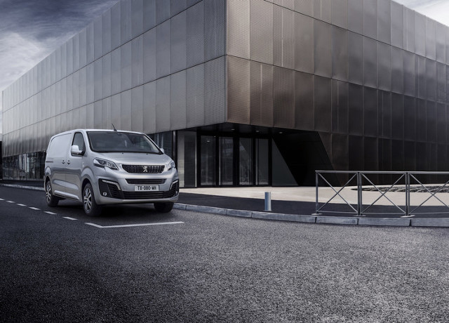 Peugeot Expert
Samochód został zbudowany na modułowej platformie EMP2. Nowy Peugeot Expert trafia do sprzedaży w trzech wersjach długości nadwozia 4,6 m, 4,95 m i 5,3 m., natomiast w pierwszym rzędzie może posiadać dwa lub trzy miejsca.
Fot. Peugeot Peugeot Expert
Samochód został zbudowany na modułowej platformie EMP2. Nowy Peugeot Expert trafia do sprzedaży w trzech wersjach długości nadwozia 4,6 m, 4,95 m i 5,3 m., natomiast w pierwszym rzędzie może posiadać dwa lub trzy miejsca.
Fot. Peugeot