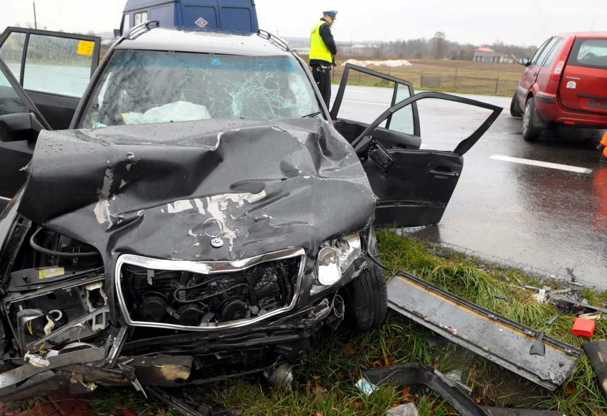 Im więcej szkód kierowca ma w swojej historii jazdy, tym więcej zapłaci za obowiązkowe OC. Jedna tylko drobna kolizja wystarczy, aby najniższa cena ubezpieczenia wzrosła o minimum 25% / Fot. Archiwum Im więcej szkód kierowca ma w swojej historii jazdy, tym więcej zapłaci za obowiązkowe OC. Jedna tylko drobna kolizja wystarczy, aby najniższa cena ubezpieczenia wzrosła o minimum 25% / Fot. Archiwum