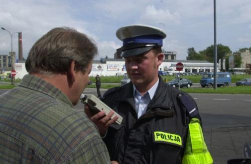 Fot. Grzegorz Michałowski: Policja proponuje, aby sądy wydając wyrok na prowadzącego w stanie nietrzeźwym, dodatkowo orzekały publikację tego wyroku w prasie i to na koszt skazanego. Fot. Grzegorz Michałowski: Policja proponuje, aby sądy wydając wyrok na prowadzącego w stanie nietrzeźwym, dodatkowo orzekały publikację tego wyroku w prasie i to na koszt skazanego.