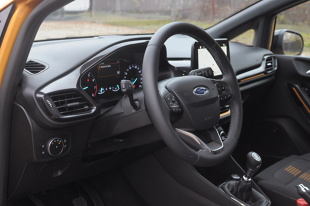 Wszechobecne macki SUV-ów i crossoverów omiatają coraz to nowe segmenty rynku. Nie opierają się przed nimi także modele będące w sprzedaży od wielu lat. Jednym z nich jest Ford Fiesta - do tej pory kojarzony jako wdzięczne, acz solidne i dobrze prowadzące się miejskie auto. Od teraz jest dostępny w wersji „dla aktywnych”. W naszym teście Fiesta Active 1.0 Ecoboost o mocy 125 KM.

Fot. Jakub Mielniczak