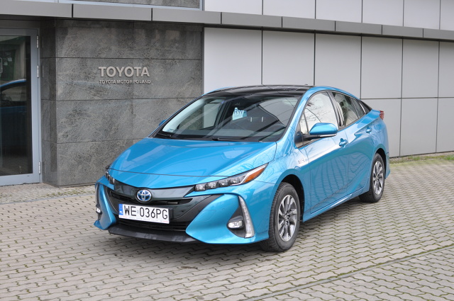 Toyota Prius Plug-in Hybrid
W 1997 roku na drogi wyjechała Toyota Prius pierwszej generacji. Od tamtego czasu japoński koncern za punkt honoru postawił sobie rozwój technologii hybrydowych, które trafiają do coraz większej liczby modeli. Ostatnim ogniwem ewolucji jest zaprezentowany w 2017 roku Prius PHV Plug-In Hybrid. Takim właśnie egzemplarzem mieliśmy okazję jeździć w redakcyjnym teście.
fot. Krzysztof Klucznik Toyota Prius Plug-in Hybrid
W 1997 roku na drogi wyjechała Toyota Prius pierwszej generacji. Od tamtego czasu japoński koncern za punkt honoru postawił sobie rozwój technologii hybrydowych, które trafiają do coraz większej liczby modeli. Ostatnim ogniwem ewolucji jest zaprezentowany w 2017 roku Prius PHV Plug-In Hybrid. Takim właśnie egzemplarzem mieliśmy okazję jeździć w redakcyjnym teście.
fot. Krzysztof Klucznik