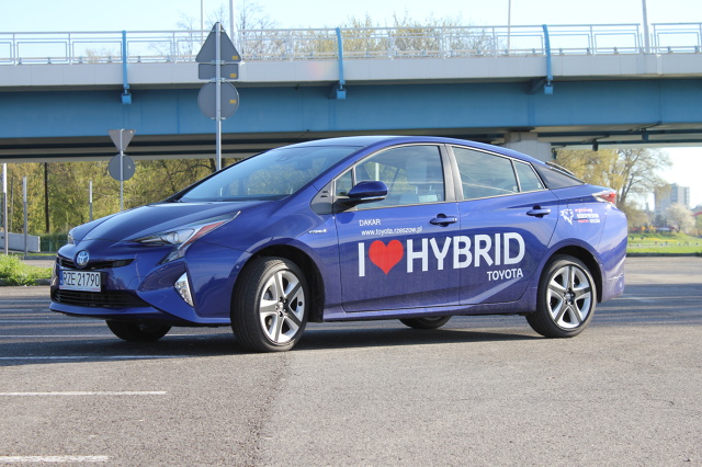 Toyota Prius IV
Ceny Toyoty Prius zaczynają się od 119 900 za podstawową wersję wyposażenia „Active”. Standardem są w niej m.in. automatyczna klimatyzacja, adaptacyjny tempomat, 7 poduszek powietrznych, komputer pokładowy, kamera cofania. 127 900 zł kosztuje odmiana „Premium”, dodatkowo posiadająca m.in. podgrzewane przednie fotele i system umożliwiający otwieranie auta bez użycia kluczyka.
Fot. Bartosz Gubernat Toyota Prius IV
Ceny Toyoty Prius zaczynają się od 119 900 za podstawową wersję wyposażenia „Active”. Standardem są w niej m.in. automatyczna klimatyzacja, adaptacyjny tempomat, 7 poduszek powietrznych, komputer pokładowy, kamera cofania. 127 900 zł kosztuje odmiana „Premium”, dodatkowo posiadająca m.in. podgrzewane przednie fotele i system umożliwiający otwieranie auta bez użycia kluczyka.
Fot. Bartosz Gubernat
