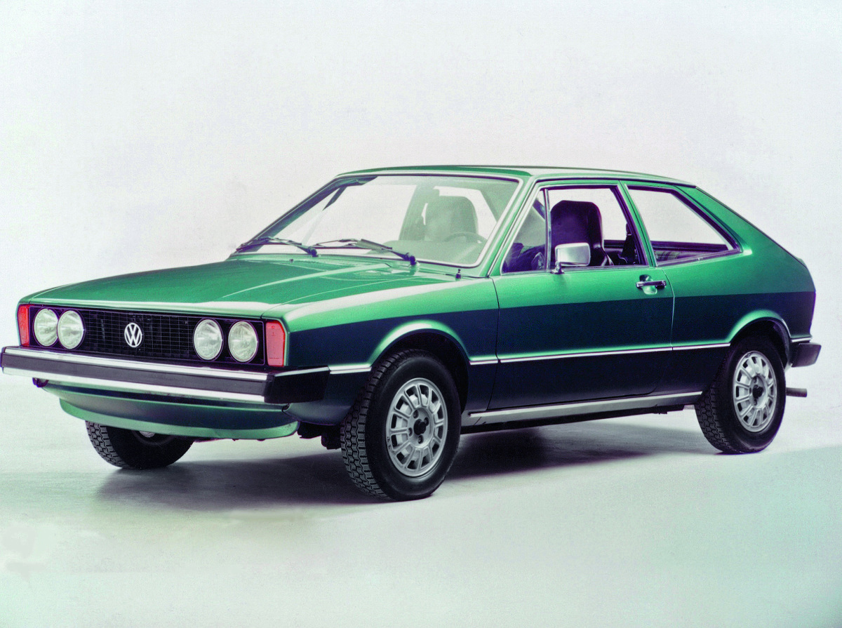 Volkswagen Scirocco. Klasyk z charakterem
Nazwany od suchego, gorącego wiatru znad Sahary wywietrzył z salonów Volkswagena resztki modeli, które w latach siedemdziesiątych odpychały się jeszcze zblokowanym tylnym napędem. Miał silnik poprzecznie ustawiony z przodu i przedni napęd, a do tego składaną tylną kanapę. Nietypowo, jak na auto sportowe.
fot. Volkswagen Volkswagen Scirocco. Klasyk z charakterem
Nazwany od suchego, gorącego wiatru znad Sahary wywietrzył z salonów Volkswagena resztki modeli, które w latach siedemdziesiątych odpychały się jeszcze zblokowanym tylnym napędem. Miał silnik poprzecznie ustawiony z przodu i przedni napęd, a do tego składaną tylną kanapę. Nietypowo, jak na auto sportowe.
fot. Volkswagen