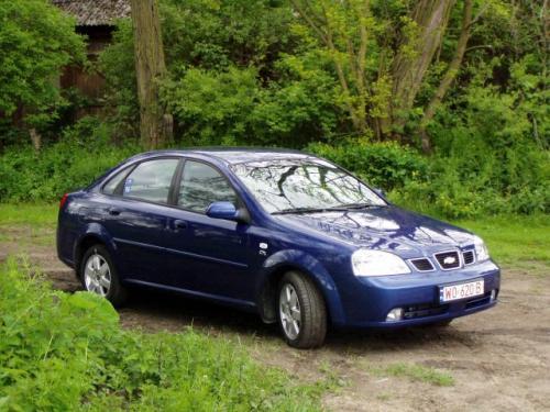 Chevrolet Lacetti sedan to spory samochód o długości 4,5 m oferowany za przystępną cenę. Ma ona zapewne przyciągnąć do salonów co odważniejs Chevrolet Lacetti sedan to spory samochód o długości 4,5 m oferowany za przystępną cenę. Ma ona zapewne przyciągnąć do salonów co odważniejs