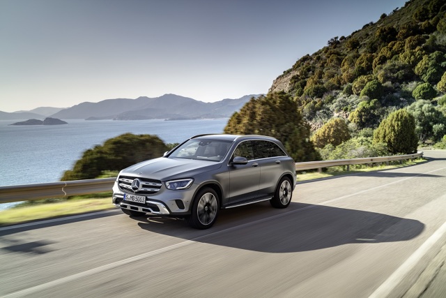 Mercedes-Benz GLC
W Europie przewidziano do wyboru dwie jednostki napędowe, obie korzystające z 48-woltowej technologii hybrydowej. Bazowy model GLC 200 4MATIC oferuje 197 KM, a GLC 300 4MATIC 258 KM. Nowy GLC to także trzy warianty z silnikami wysokoprężnymi: GLC 200d 4MATIC o mocy 163 KM, GLC 220d 4MATIC o mocy 194 KM i GLC 300d 4MATIC o mocy 245 KM.
Fot. Mercedes-Benz Mercedes-Benz GLC
W Europie przewidziano do wyboru dwie jednostki napędowe, obie korzystające z 48-woltowej technologii hybrydowej. Bazowy model GLC 200 4MATIC oferuje 197 KM, a GLC 300 4MATIC 258 KM. Nowy GLC to także trzy warianty z silnikami wysokoprężnymi: GLC 200d 4MATIC o mocy 163 KM, GLC 220d 4MATIC o mocy 194 KM i GLC 300d 4MATIC o mocy 245 KM.
Fot. Mercedes-Benz