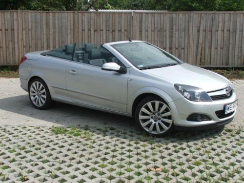Fot. Bartłomiej Bałdyga: Astra CC jest szersza od hatchbacka zaledwie o 6 mm, krótsza od kombi o 39 mm, mimo tego szczególnie z przodu Twin top do złudzenia przypomina inne wersje tego modelu. Fot. Bartłomiej Bałdyga: Astra CC jest szersza od hatchbacka zaledwie o 6 mm, krótsza od kombi o 39 mm, mimo tego szczególnie z przodu Twin top do złudzenia przypomina inne wersje tego modelu.