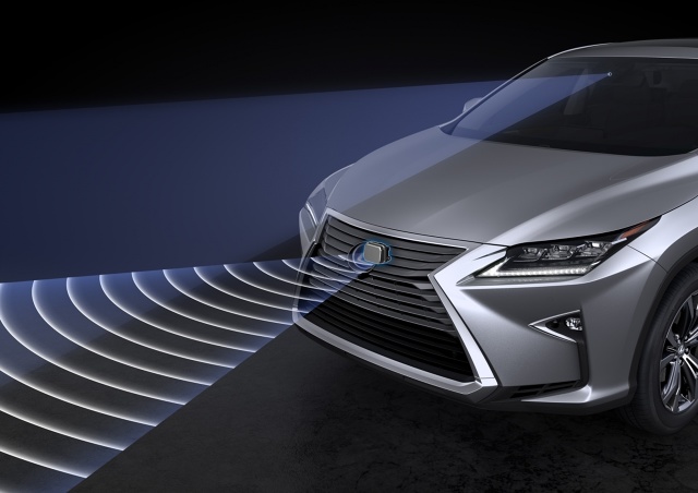 Lexus opracował układy monitorujące zarówno pojazd jak i jego otoczenie, które są gotowe ostrzec kierowcę o każdym zagrożeniu i pomagają uniknąć wypadku. Nowy RX rozpoznaje m.in. objawy świadczące o rozproszeniu lub senności kierowcy i wysyła sygnały ostrzegawcze / Fot. Lexus 