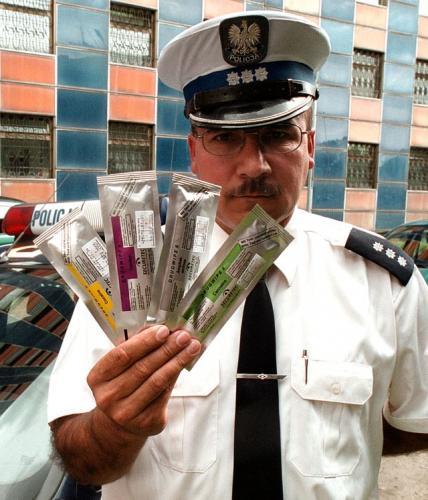 Fot. Z. Wieczorek: Komisarz Henryk Kot ze Śląskiej Wojewódzkiej Komendy Policji pokazuje testery do badania śliny i potu na obecność narkotyku w organizmie. Fot. Z. Wieczorek: Komisarz Henryk Kot ze Śląskiej Wojewódzkiej Komendy Policji pokazuje testery do badania śliny i potu na obecność narkotyku w organizmie.