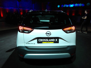 Opel Crossland<br><br>W wyposażeniu Crosslanda znalazły się między innymi wyświetlacz HUD (wiele danych wyświetlonych na szybie wprost przed oczami kierowcy), automatyczny system hamowania awaryjnego, system rozpoznawania znaków drogowych ograniczających prędkość, system wykrywania senności kierowcy i bezprzewodowa ładowarka. Wisienką na torcie są adaptacyjne, w pełni diodowe reflektory przednie z funkcją doświetlania zakrętów i asystentem świateł drogowych.<br><br>Fot. Dariusz Dobosz 