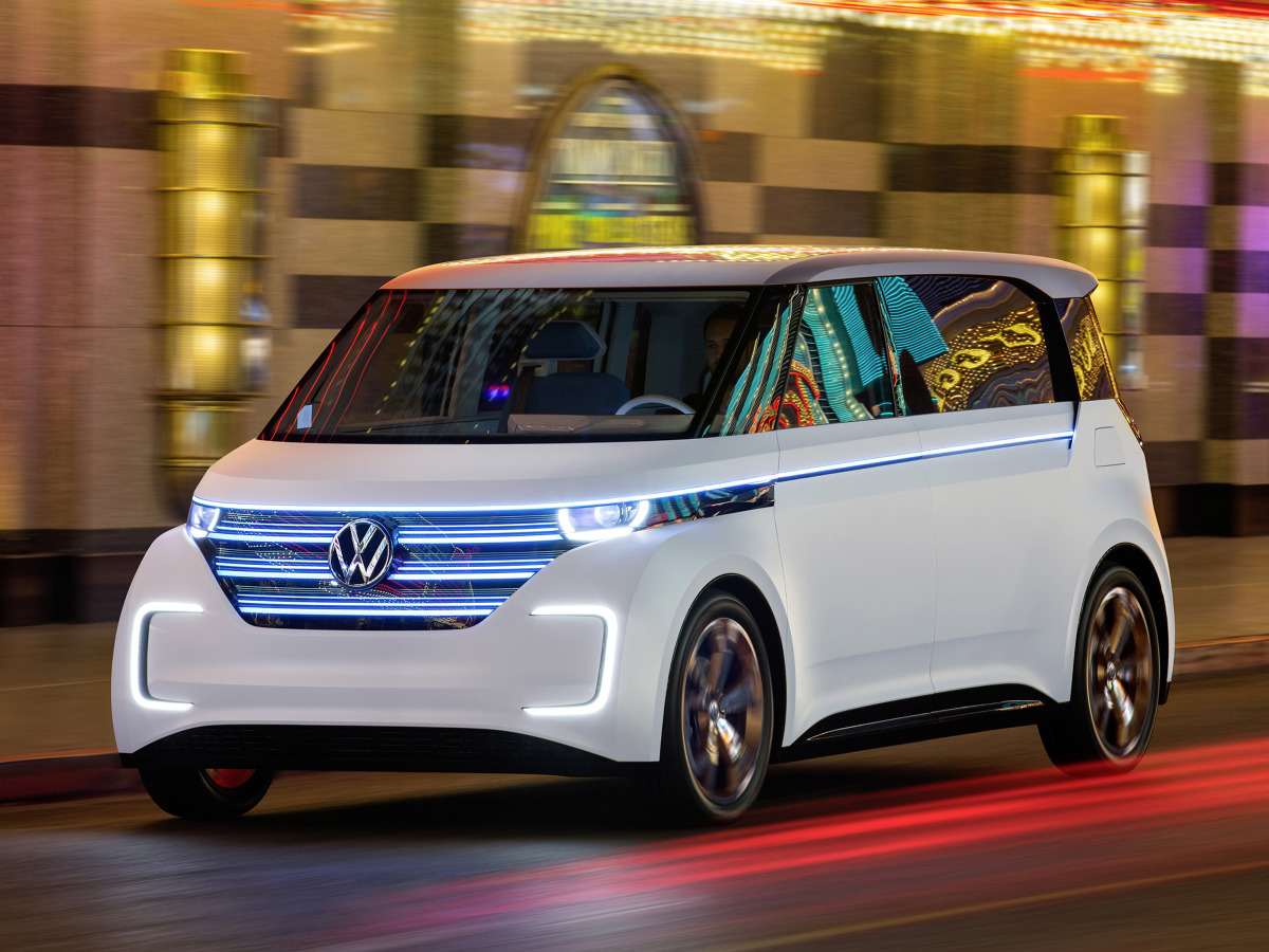 Auto jest nowoczesną interpretacją pierwszego Volkswagena Bulli. Moc systemowa tego pojazdu wyposażonego w napęd na cztery koła wynosi 235 kW/317 KM / Fot. Volkswagen Auto jest nowoczesną interpretacją pierwszego Volkswagena Bulli. Moc systemowa tego pojazdu wyposażonego w napęd na cztery koła wynosi 235 kW/317 KM / Fot. Volkswagen