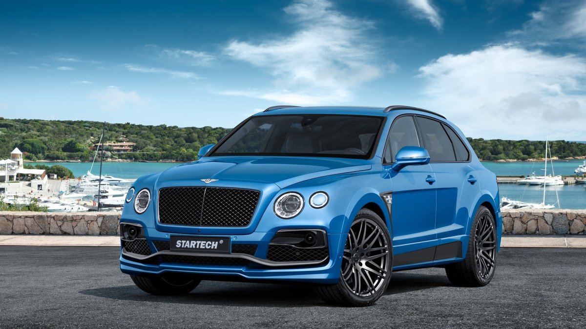 Bentley Bentayga
Zdecydowano się na przestylizowanie zderzaków oraz progów. Nad nadkolem możemy znaleźć dekoracyjny element, a dodana została także czarna listwa, która ma być namiastką spoilera. Na 25-calowe felgi nałożono opony Continental 95/35 R23.
Fot. Startech Bentley Bentayga
Zdecydowano się na przestylizowanie zderzaków oraz progów. Nad nadkolem możemy znaleźć dekoracyjny element, a dodana została także czarna listwa, która ma być namiastką spoilera. Na 25-calowe felgi nałożono opony Continental 95/35 R23.
Fot. Startech