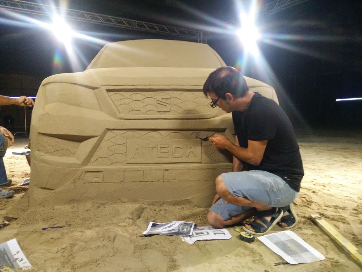26 ton piasku wykorzystał hiszpański artysta Sergi Ramírez do stworzenia… rzeźby Seata Ateca. Nowy model marki wykonany z niecodziennego materiału pojawił się na terminalu barcelońskiego lotniska El Prat. Rzeźbę naturalnych rozmiarów można oglądać do końca października / Fot. Seat 26 ton piasku wykorzystał hiszpański artysta Sergi Ramírez do stworzenia… rzeźby Seata Ateca. Nowy model marki wykonany z niecodziennego materiału pojawił się na terminalu barcelońskiego lotniska El Prat. Rzeźbę naturalnych rozmiarów można oglądać do końca października / Fot. Seat