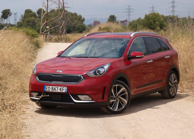 Kia Niro
Samochód rodzinny nowej ery, który w stosunkowo małym ciele zawiera sporo różności. Do tego jest hybrydą. Po wakacjach trafia do sprzedaży Kia Niro.
Fot. Michał Kij Kia Niro
Samochód rodzinny nowej ery, który w stosunkowo małym ciele zawiera sporo różności. Do tego jest hybrydą. Po wakacjach trafia do sprzedaży Kia Niro.
Fot. Michał Kij