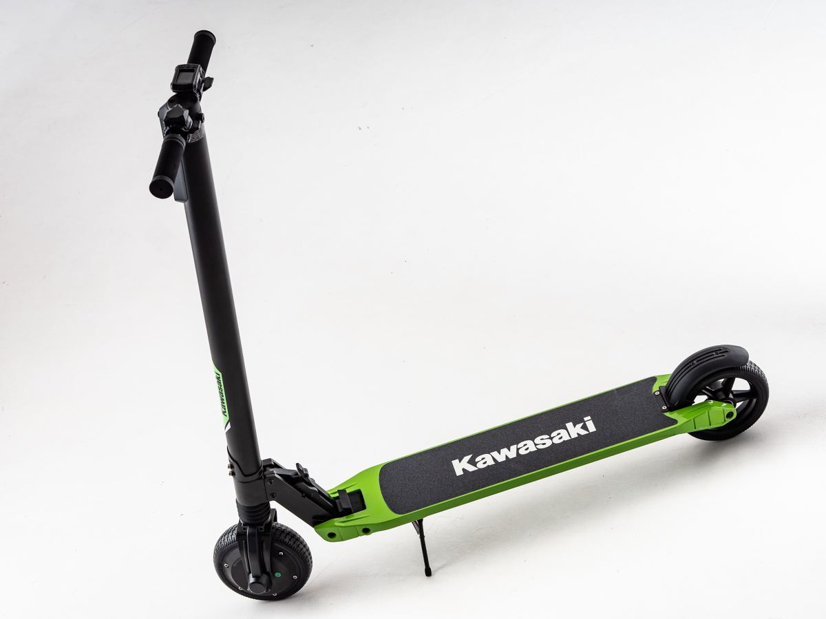 Silnik o mocy 350W umożliwia rozpędzenie pojazdu do 25 km/h. Zasięg urządzenia na jednym ładowaniu wynosi natomiast 15 km.
Fot. Kawasaki Silnik o mocy 350W umożliwia rozpędzenie pojazdu do 25 km/h. Zasięg urządzenia na jednym ładowaniu wynosi natomiast 15 km.
Fot. Kawasaki