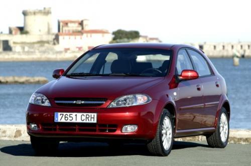 Fot. Chevrolet: Na zdjęciu model Lacetti w wersji 5-drzwiowej. Fot. Chevrolet: Na zdjęciu model Lacetti w wersji 5-drzwiowej.