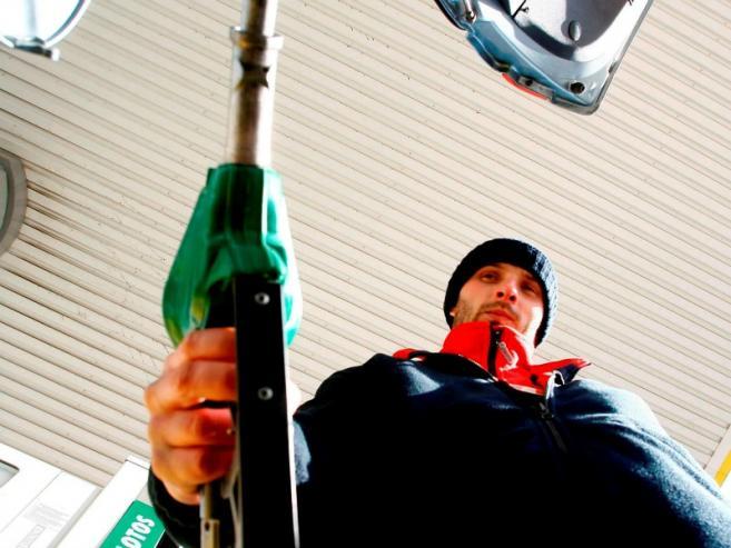 Kierowcy tankujący na polskich stacjach mogą cieszyć się z obniżek cen/fot. Bartosz Gubernat Kierowcy tankujący na polskich stacjach mogą cieszyć się z obniżek cen/fot. Bartosz Gubernat