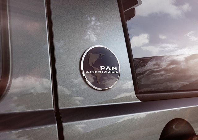 Nowy Multivan PanAmericana łączy komfort jaki zapewnia nadwozie Multivana z terenowymi możliwościami samochodu typu SUV. Samochód pokazany kilka miesięcy temu podczas wystawy IAA we Frankfurcie jako model koncepcyjny, teraz pojawił się w wersji produkcyjnej – oto Bulli dla indywidualistów. Fot. Volkswagen Nowy Multivan PanAmericana łączy komfort jaki zapewnia nadwozie Multivana z terenowymi możliwościami samochodu typu SUV. Samochód pokazany kilka miesięcy temu podczas wystawy IAA we Frankfurcie jako model koncepcyjny, teraz pojawił się w wersji produkcyjnej – oto Bulli dla indywidualistów. Fot. Volkswagen