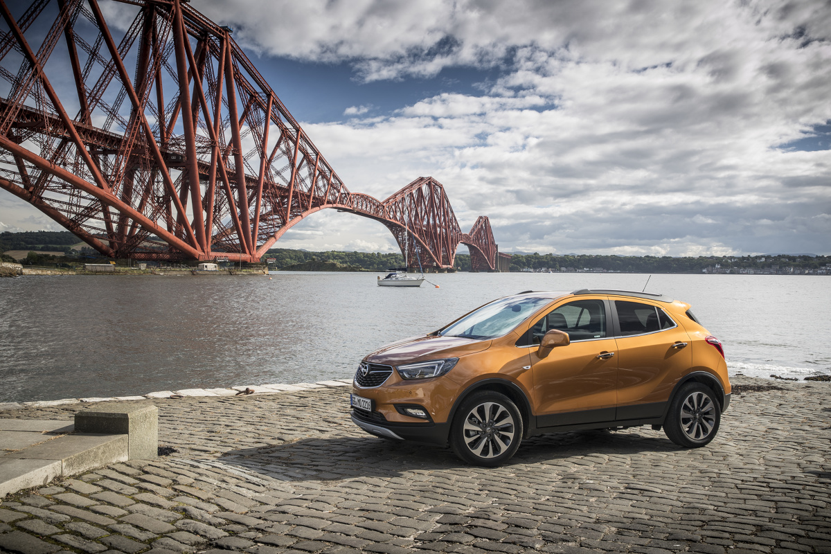 Opel Mokka X
W Polsce najtańsza wersja Essentia z silnikiem 1.6 Ecotec o mocy 115 KM i napędem na przednią oś kosztuje 72 450 zł. W standardzie klienci otrzymają m.in. układy ABS, ESP, przednie, boczne i kurtynowe poduszki powietrzne, klimatyzację, ABS, ESP, radioodtwarzacz, tempomat, elektrycznie sterowane szyby przednie i lusterka, centralny zamek oraz fabryczny autoalarm.
Fot. Opel Opel Mokka X
W Polsce najtańsza wersja Essentia z silnikiem 1.6 Ecotec o mocy 115 KM i napędem na przednią oś kosztuje 72 450 zł. W standardzie klienci otrzymają m.in. układy ABS, ESP, przednie, boczne i kurtynowe poduszki powietrzne, klimatyzację, ABS, ESP, radioodtwarzacz, tempomat, elektrycznie sterowane szyby przednie i lusterka, centralny zamek oraz fabryczny autoalarm.
Fot. Opel