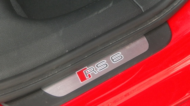 Audi RS6
Standardowe wyposażenie obejmuje m.in. przednie i tylne światła LED-owe, system zmywania reflektorów, czy czujniki deszczu. Za dopłatą 8670 zł auto otrzyma szklany dach panoramiczny. Karoserię w kilku miejscach przyozdobiono emblematami z nazwą modelu.
Fot. Kacper Rogacin Audi RS6
Standardowe wyposażenie obejmuje m.in. przednie i tylne światła LED-owe, system zmywania reflektorów, czy czujniki deszczu. Za dopłatą 8670 zł auto otrzyma szklany dach panoramiczny. Karoserię w kilku miejscach przyozdobiono emblematami z nazwą modelu.
Fot. Kacper Rogacin