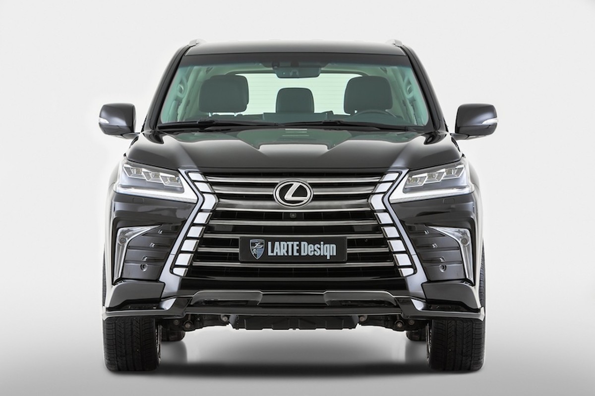 Lexus LX
Zestaw obejmuje nowy przedni i tylny zderzak, nakładki progów i kilka wzorów felg ze stopów lekkich. Przedni zderzak dostępny jest w dwóch odmianach o różnej wielkości, różniących się też obecnością dodatkowych spoilerów i nakładek przy światłach do jazdy dziennej.
Fot. LARTE Design Lexus LX
Zestaw obejmuje nowy przedni i tylny zderzak, nakładki progów i kilka wzorów felg ze stopów lekkich. Przedni zderzak dostępny jest w dwóch odmianach o różnej wielkości, różniących się też obecnością dodatkowych spoilerów i nakładek przy światłach do jazdy dziennej.
Fot. LARTE Design