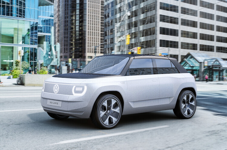 Volkswagen ID.LIFE.
Do 2025 roku do gamy modeli z rodziny ID. dołączy małe auto, którego ceny na rynku niemieckim będą zaczynać się od około 20.000 euro. Podczas Międzynarodowych Targów Motoryzacyjnych IAA MOBILITY 2021 w Monachium Volkswagen prezentuje koncepcyjnego kompaktowego crossovera.
Fot. Volkswagen Volkswagen ID.LIFE.
Do 2025 roku do gamy modeli z rodziny ID. dołączy małe auto, którego ceny na rynku niemieckim będą zaczynać się od około 20.000 euro. Podczas Międzynarodowych Targów Motoryzacyjnych IAA MOBILITY 2021 w Monachium Volkswagen prezentuje koncepcyjnego kompaktowego crossovera.
Fot. Volkswagen