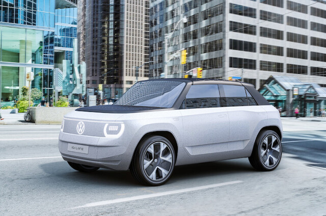 Volkswagen ID.LIFE.
Do 2025 roku do gamy modeli z rodziny ID. dołączy małe auto, którego ceny na rynku niemieckim będą zaczynać się od około 20.000 euro. Podczas Międzynarodowych Targów Motoryzacyjnych IAA MOBILITY 2021 w Monachium Volkswagen prezentuje koncepcyjnego kompaktowego crossovera.
Fot. Volkswagen Volkswagen ID.LIFE.
Do 2025 roku do gamy modeli z rodziny ID. dołączy małe auto, którego ceny na rynku niemieckim będą zaczynać się od około 20.000 euro. Podczas Międzynarodowych Targów Motoryzacyjnych IAA MOBILITY 2021 w Monachium Volkswagen prezentuje koncepcyjnego kompaktowego crossovera.
Fot. Volkswagen