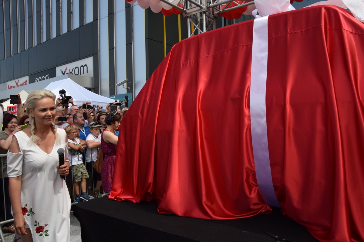 Oficjalna prezentacja odnowionego Fiata 126p dla Toma Hanksa
- Znakomita większość wiąże z Fiatem 126p cudowne wspomnienia. Mały Fiat to symbol polskich przemian, polskich nadziei, polskiej determinacji i wreszcie symbol wolności, bo to właśnie małym fiatem w podróż za żelazną kurtynę wyruszyło najwięcej Polaków - mówił rajdowiec i właściciel Gemini Park Rafał Sonik, który sfinansował zakup Fiata 126p dla Toma Hanksa,
Fot. Jacek Drost Oficjalna prezentacja odnowionego Fiata 126p dla Toma Hanksa
- Znakomita większość wiąże z Fiatem 126p cudowne wspomnienia. Mały Fiat to symbol polskich przemian, polskich nadziei, polskiej determinacji i wreszcie symbol wolności, bo to właśnie małym fiatem w podróż za żelazną kurtynę wyruszyło najwięcej Polaków - mówił rajdowiec i właściciel Gemini Park Rafał Sonik, który sfinansował zakup Fiata 126p dla Toma Hanksa,
Fot. Jacek Drost