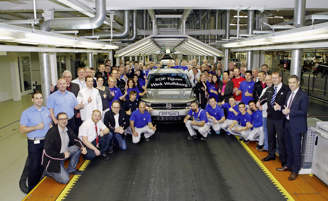 W zakładach Volkswagena w Wolfsburgu z linii montażowej zjechał wczoraj pierwszy egzemplarz Tiguana drugiej generacji / Fot. Volkswagen W zakładach Volkswagena w Wolfsburgu z linii montażowej zjechał wczoraj pierwszy egzemplarz Tiguana drugiej generacji / Fot. Volkswagen