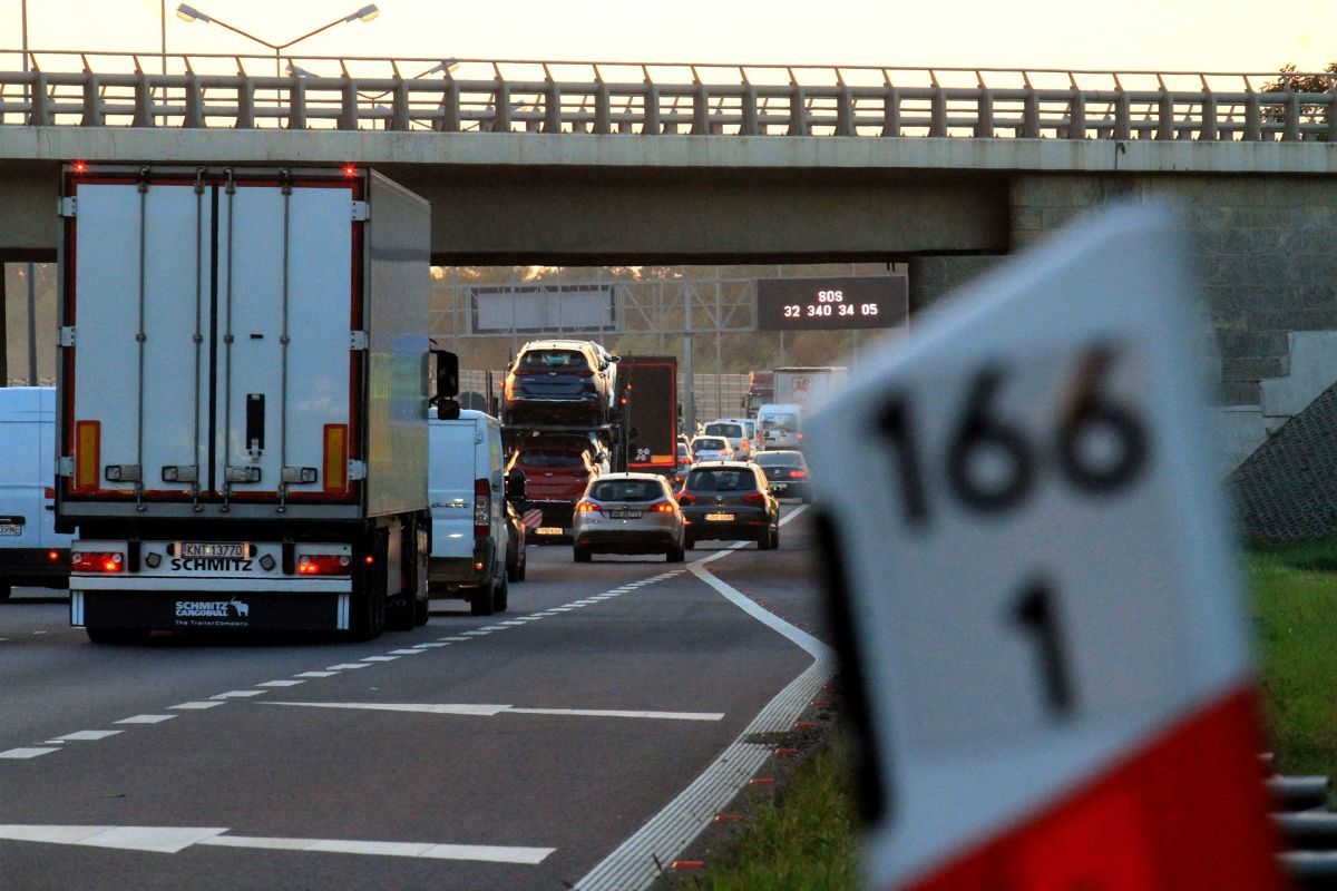 Okres wakacji, jest też bardzo często okresem intensywnych napraw dróg. Prawdziwy horror mogą przeżyć w ten weekend nie tylko ci, którzy wybierają się nad morze, ale także osoby podróżujące odcinkiem autostrady A4 w województwie opolskim.
Fot. Jarosław Jakubczak Okres wakacji, jest też bardzo często okresem intensywnych napraw dróg. Prawdziwy horror mogą przeżyć w ten weekend nie tylko ci, którzy wybierają się nad morze, ale także osoby podróżujące odcinkiem autostrady A4 w województwie opolskim.
Fot. Jarosław Jakubczak