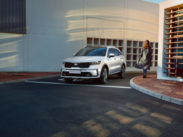 Kia Sorento
Sorento stoi na szczycie gamy SUV-ów oferowanych w Europie przez markę Kia. Czwarta generacja flagowego SUV-a marki Kia właśnie wchodzi do sprzedaży. Dostępna jest z napędem hybrydowym o łącznej mocy 230 KM bądź z silnikiem Diesla generującym 202 KM.
Fot. Kia Kia Sorento
Sorento stoi na szczycie gamy SUV-ów oferowanych w Europie przez markę Kia. Czwarta generacja flagowego SUV-a marki Kia właśnie wchodzi do sprzedaży. Dostępna jest z napędem hybrydowym o łącznej mocy 230 KM bądź z silnikiem Diesla generującym 202 KM.
Fot. Kia
