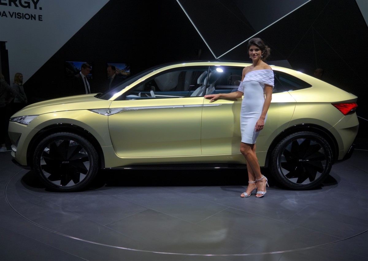 Karoq jest główną gwiazdą stoiska Skody na targach IAA we Frankfurcie. Obok niego czeska marka prezentuje o rozmiar większego SUV-a - świetnie przyjęty model Kodiaq, także w usportowionej wersji.
fot. Ryszard M. Perczak Karoq jest główną gwiazdą stoiska Skody na targach IAA we Frankfurcie. Obok niego czeska marka prezentuje o rozmiar większego SUV-a - świetnie przyjęty model Kodiaq, także w usportowionej wersji.
fot. Ryszard M. Perczak