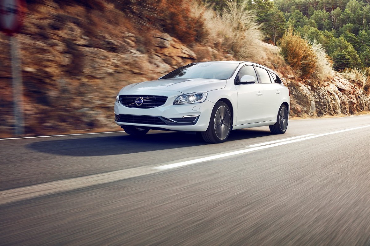 Już wkrótce z taśm produkcyjnych fabryk Volvo zjadą specjalne edycje modeli S60 oraz V60. Samochody wyróżniać będzie poprawiona dynamika oraz dedykowane dla tych odmian atrakcyjne elementy stylizacyjne nadwozia i wykończenia wnętrza.
Fot. Volvo Już wkrótce z taśm produkcyjnych fabryk Volvo zjadą specjalne edycje modeli S60 oraz V60. Samochody wyróżniać będzie poprawiona dynamika oraz dedykowane dla tych odmian atrakcyjne elementy stylizacyjne nadwozia i wykończenia wnętrza.
Fot. Volvo