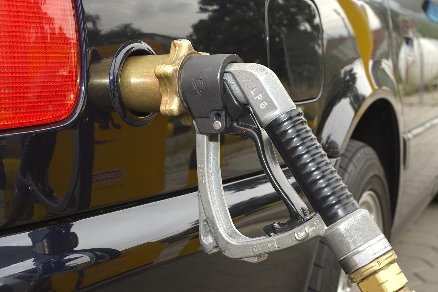 Kiedy cena za litr benzyny 95 dochodzi do 6,50 zł (stan na poniedziałek 7.03.) pokonanie samochodem, którego silnik zużywa średnio 7 l/100 km dystansu 100 km kosztuje 45,50. Przejechanie tego samego odcinka autem na gaz będzie kosztowało ok. 25 złotych (Pb 6,50, LPG 3,20 zł). Jeśli ceny benzyny będą, jak ostatnio nadal rosły to wtedy, gdy nawet wtedy gaz też zdrożeje i tak opłacalność jazdy na tym paliwie będzie jeszcze bardziej rosła. Dlatego kierowcy znowu rzucili się na montaż instalacji LPG, a warsztaty przeżywają oblężenie.
Fot. Fotolia
