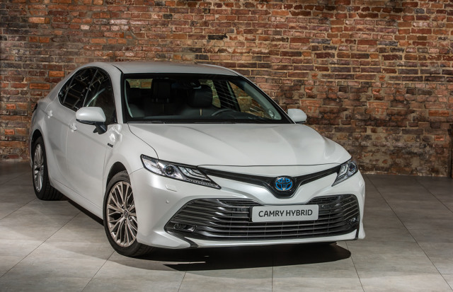 Toyota Camry
kultowy sedan powraca do Europy po 14 latach przerwy. Model na rynek europejski będzie produkowany w Japonii. Pierwsze egzemplarze opuszczą fabrykę w styczniu, a w polskich salonach Camry zadebiutuje w maju przyszłego roku.
Fot. Toyota Toyota Camry
kultowy sedan powraca do Europy po 14 latach przerwy. Model na rynek europejski będzie produkowany w Japonii. Pierwsze egzemplarze opuszczą fabrykę w styczniu, a w polskich salonach Camry zadebiutuje w maju przyszłego roku.
Fot. Toyota