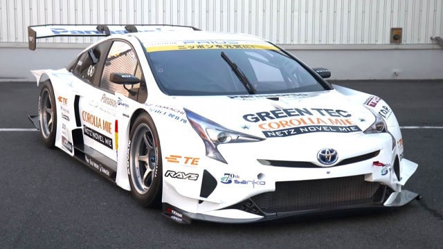 Jak co roku na targach Tokyo Auto Salon firmy tuningowe z całego świata pokazują wiele sportowych Toyot. Zwykle dominują wariacje na temat GT86, jednak w tym roku firma APR Racing pokazała prawdziwą sensację – Priusa GT / Fot. Toyota Jak co roku na targach Tokyo Auto Salon firmy tuningowe z całego świata pokazują wiele sportowych Toyot. Zwykle dominują wariacje na temat GT86, jednak w tym roku firma APR Racing pokazała prawdziwą sensację – Priusa GT / Fot. Toyota