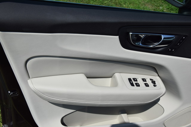 Volvo XC60
W naszym teście Volvo XC60 II generacji w wersji Inscription z silnikiem D4 2.0 o mocy 190 KM z 8-biegową, automatyczną skrzynią biegów Geartronic i napędem 4x4. Mierzy prawie 4,7 m długości, do 100 km/h rozpędza się w 8,4 sekundy i osiąga prędkość maksymalną 205 km/h. W prezentowanej wersji kosztuje 217 400 zł.
Fot. Marcin Rejmer Volvo XC60
W naszym teście Volvo XC60 II generacji w wersji Inscription z silnikiem D4 2.0 o mocy 190 KM z 8-biegową, automatyczną skrzynią biegów Geartronic i napędem 4x4. Mierzy prawie 4,7 m długości, do 100 km/h rozpędza się w 8,4 sekundy i osiąga prędkość maksymalną 205 km/h. W prezentowanej wersji kosztuje 217 400 zł.
Fot. Marcin Rejmer